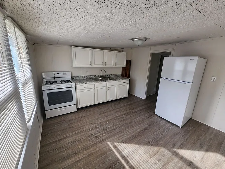1122 Larchmont Ave — Photo 2