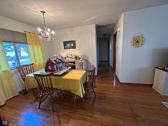5th image of 144 W Sycamore Ln