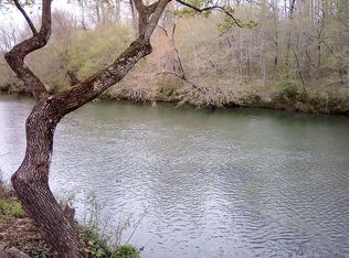 587 Riverside Dr, Cleveland, GA 30528