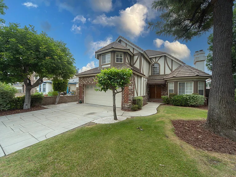 218 E Newman Ave — Photo 2