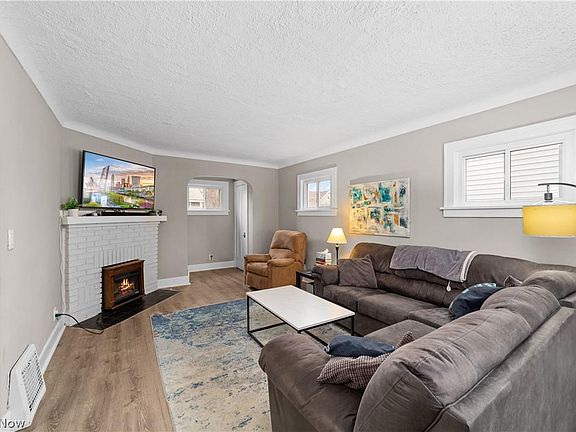 3rd image of 14914 Esther Ave