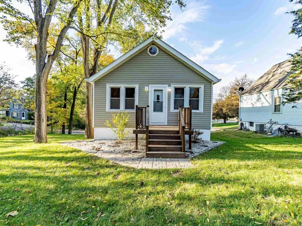 233 Marquette St, Creve Coeur, IL 61610