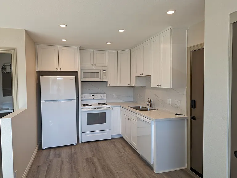 526 D St — Photo 3