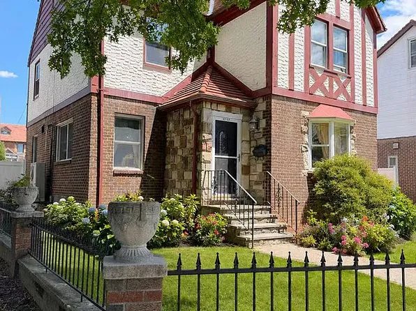 4757 Utopia Pkwy, Flushing, NY 11358