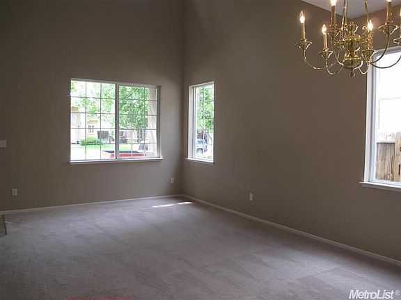 2nd image of 1142 Montgomery Ln