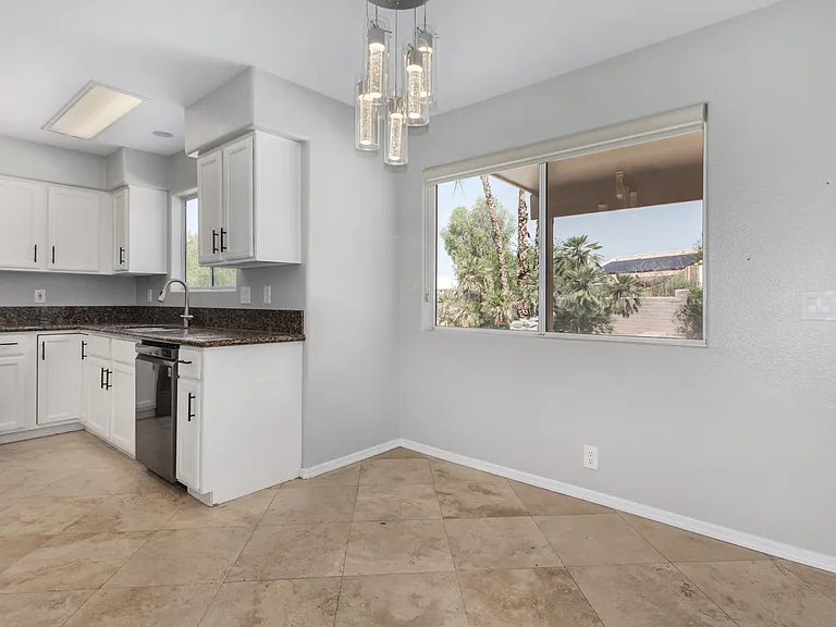 1320 E Charleston Ave — Photo 8