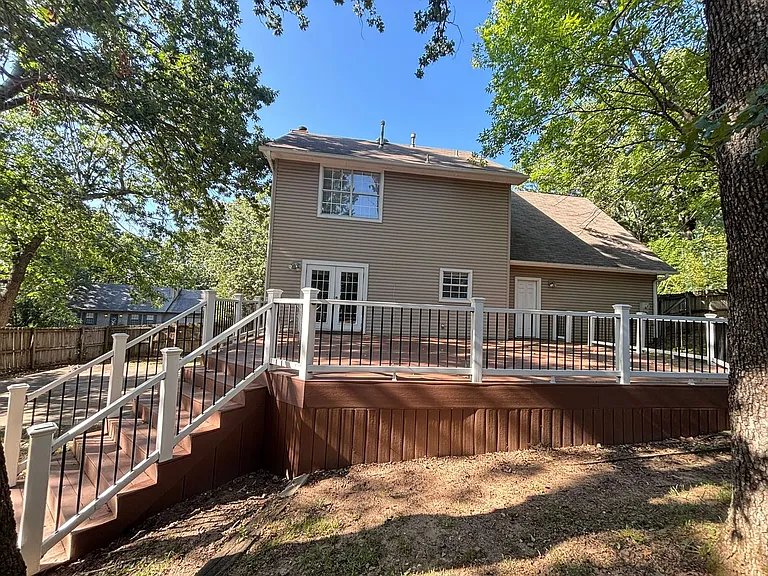 1823 W Berry St — Photo 23