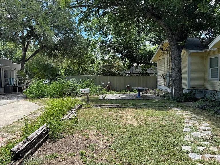 601 W San Antonio St — Photo 4