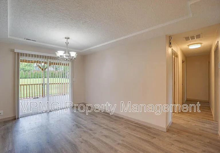 5404 NE 45th St — Photo 8