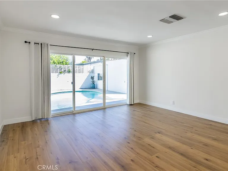 1094 S Plymouth Blvd — Photo 17