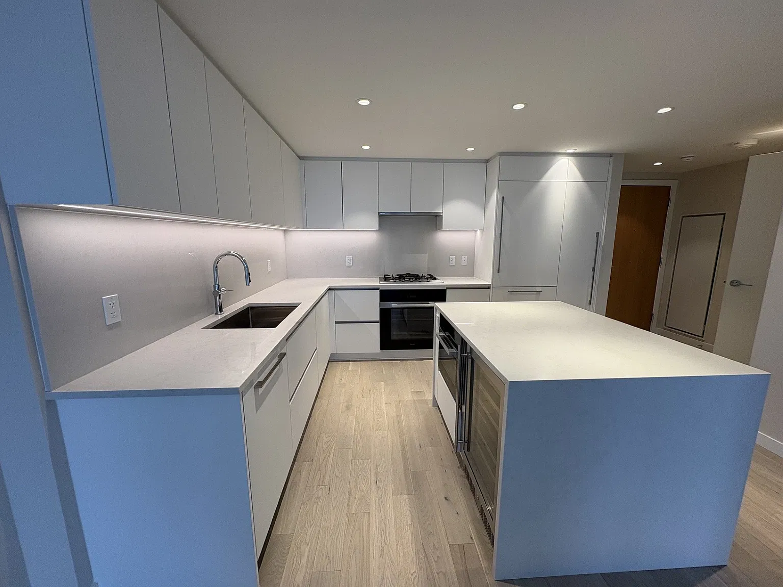485 W 42nd Ave — Photo 3