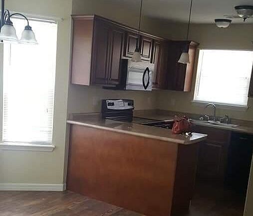5th image of 114 W Locust St