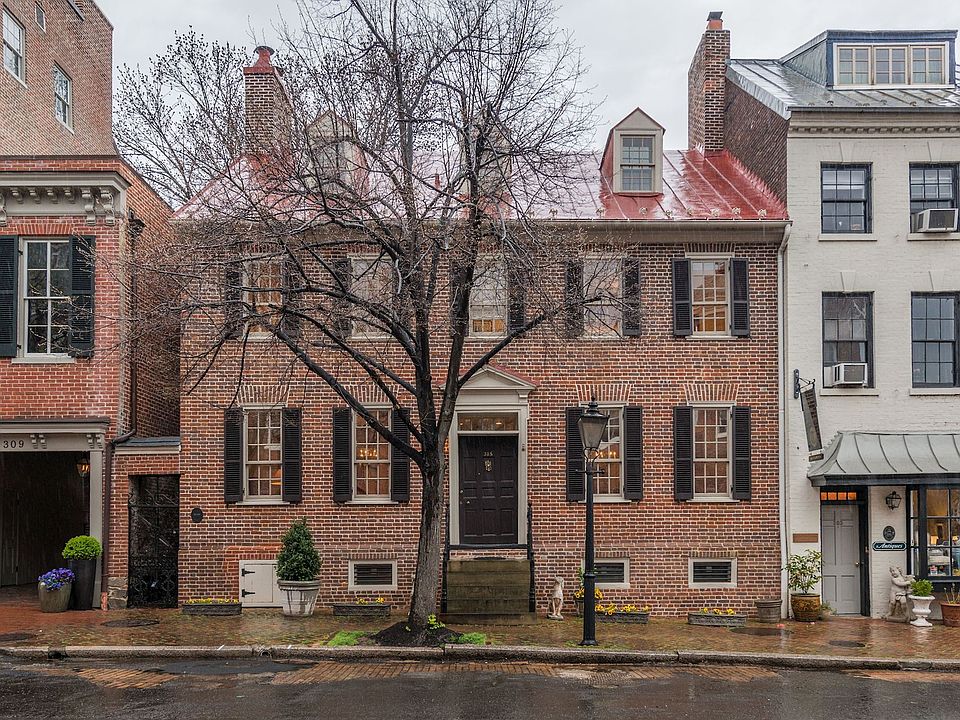 The storied past of this home fits well in the neighborhood that also includes Gadsby's Tavern. Carlyle House, Wise's Tavern, and the home of George and Martha Washington's godson. In front of the hou