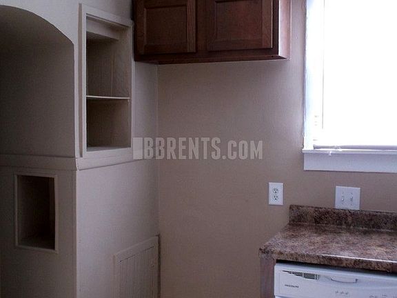 5th image of 906 Crawford St
