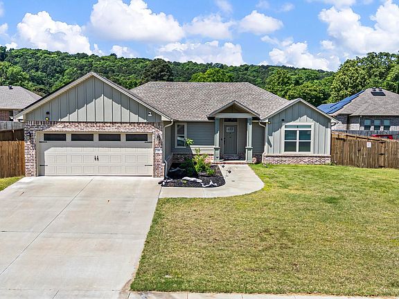 2nd image of 1100 Lindsey Ln