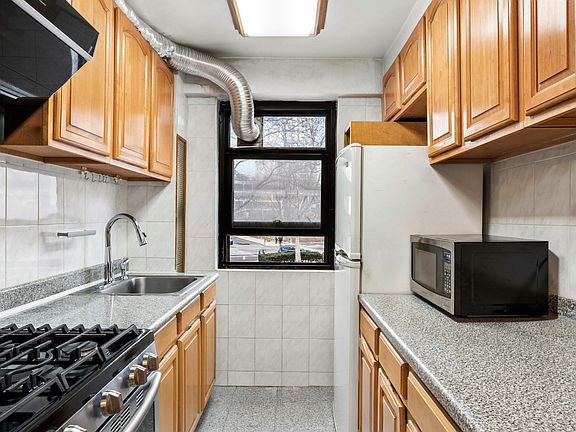 3rd image of 387 Grand St APT K103