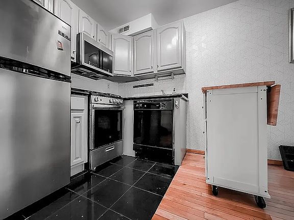 5th image of 212 E 10th St APT 2C