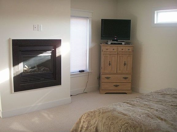 4th image of 9628A 7th Bay St