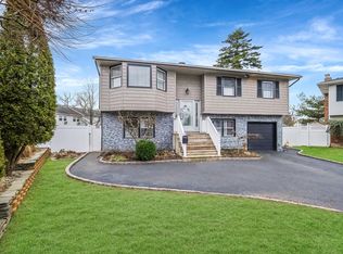 2586 Castle Ct, Bellmore, NY 11710