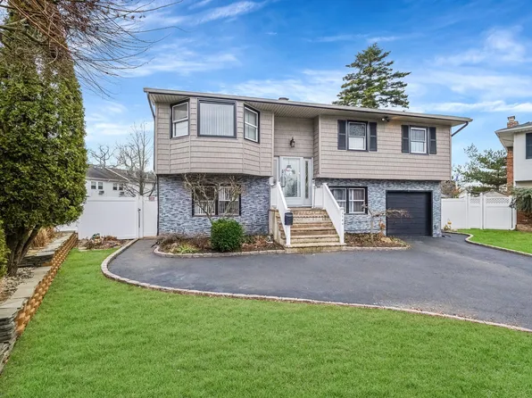 2586 Castle Court, North Bellmore, NY 11710
