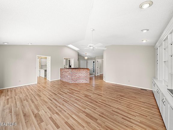 5th image of 142 Rolling Green Dr