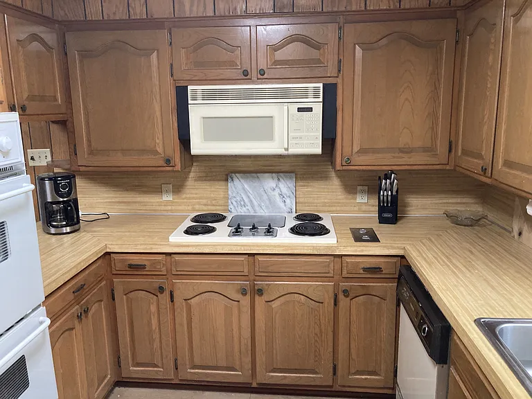 927 Skyline Dr — Photo 14