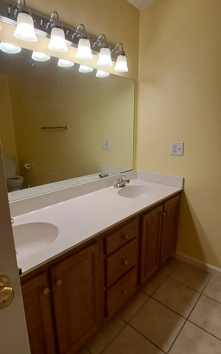 4 bed, 2300 sqft, $2,500 — Photo 4