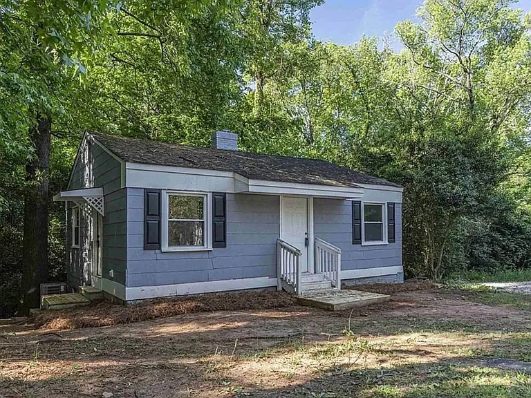 312 Pineneedle Rd — Photo 2
