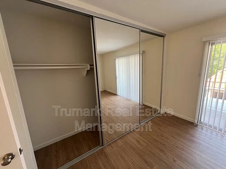 2713 Montrose Ave #4 — Photo 11
