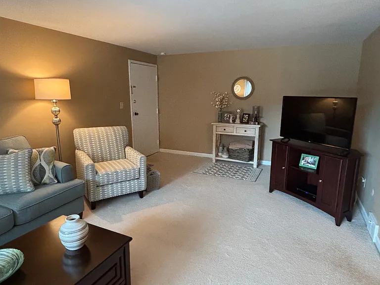 20 Guilford Ln #8 — Photo 4
