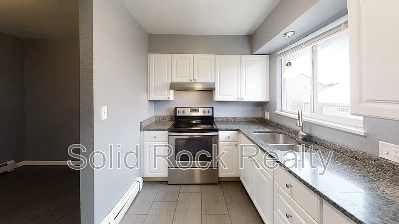 3 bed, 1.0 bath, 1000 sqft, $1,200 — Photo 2