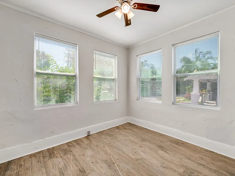 310 E Lambright St — Photo 39