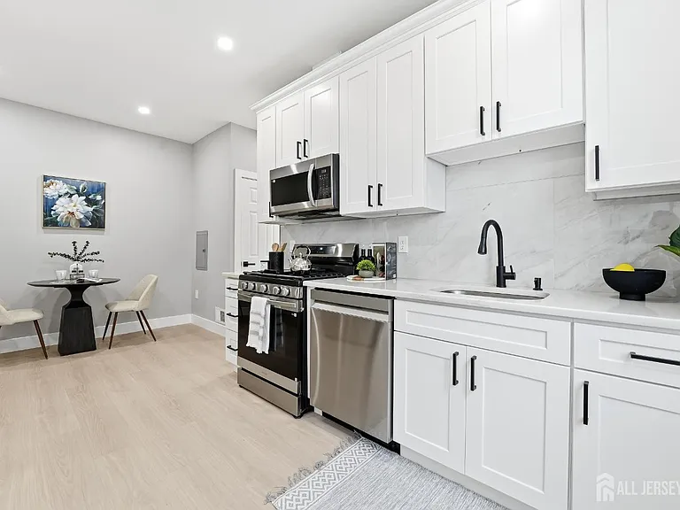 212 Montgomery St #A — Photo 2