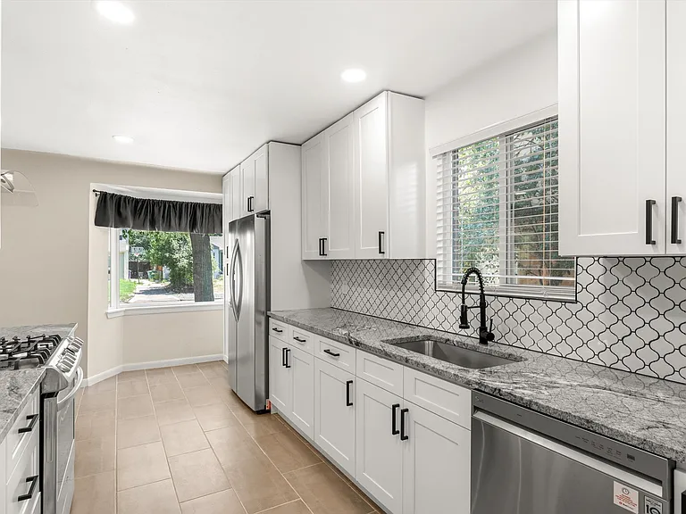 1227 Ash St — Photo 5