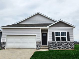 2805 Mary Dr, Hiawatha, IA
