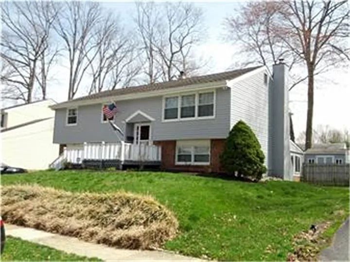 909 Pickett Ln photo 1