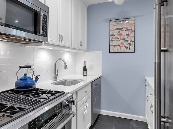 3rd image of 415 E 52nd St APT 8MC