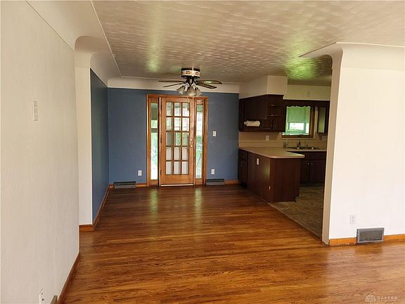 4th image of 305 Lawrence Ave