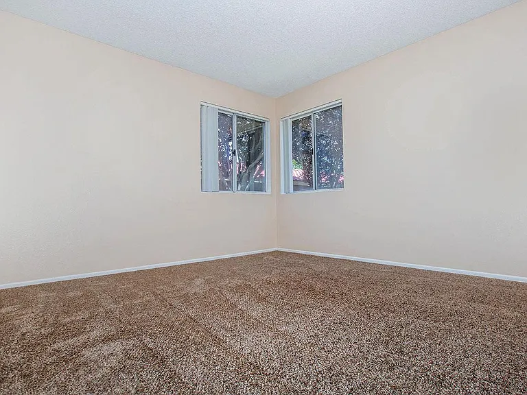Sunset Pointe Apartments — Photo 16