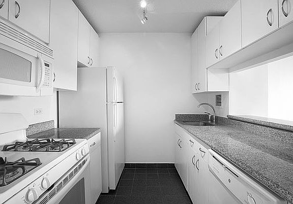 5th image of 200 W 60th St APT 17A