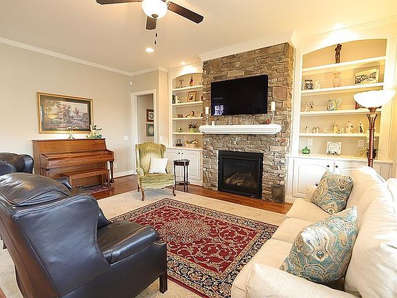 5th image of 428 Kings Glen Way