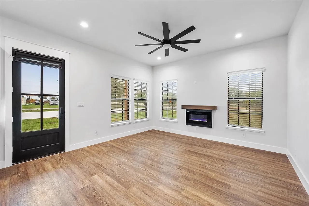 3 bed, 1400 sqft, $2,650 — Photo 3