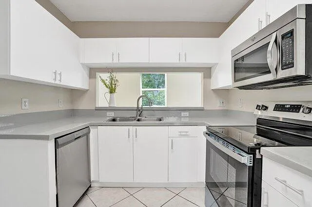 10581 NW 57th Ct — Photo 5