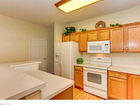 4th image of 704 Sawgrass Ln