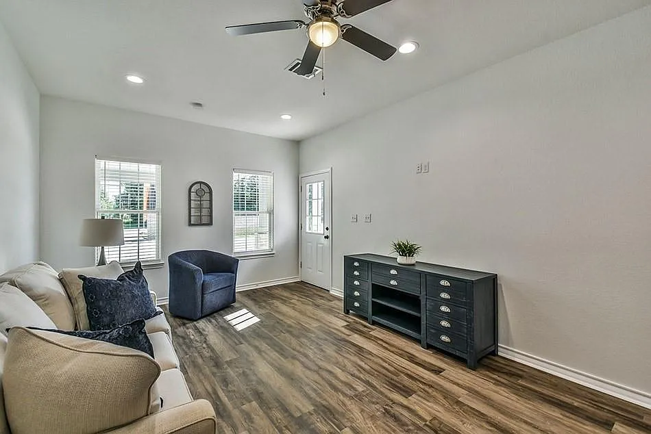3 bed, 2.0 bath, 1259 sqft, $1,650 — Photo 4