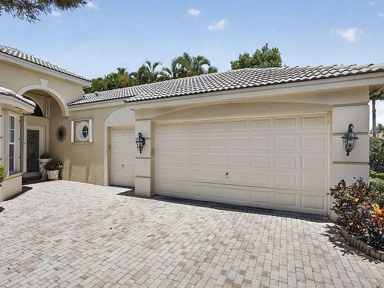10880 Northgreen Dr — Photo 3