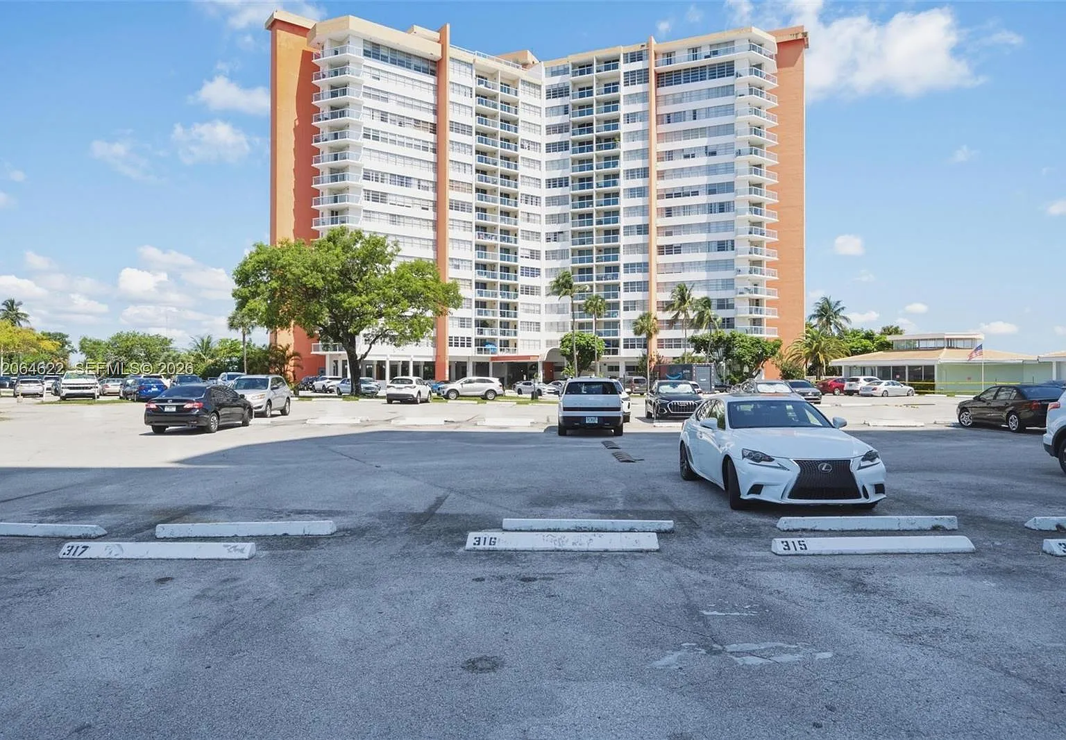 Buckley Towers Condo - Ea — Photo 1