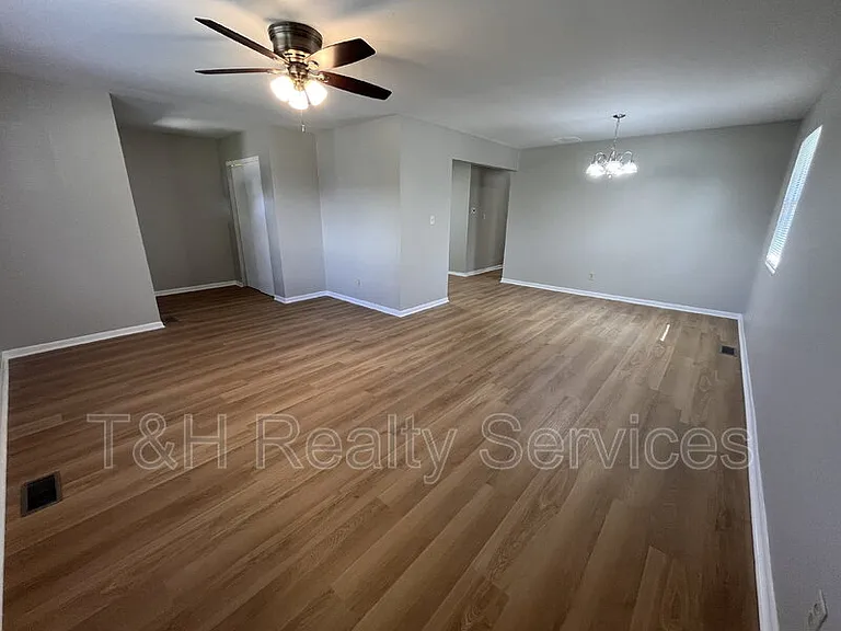 110 Pennsylvania Ct — Photo 7