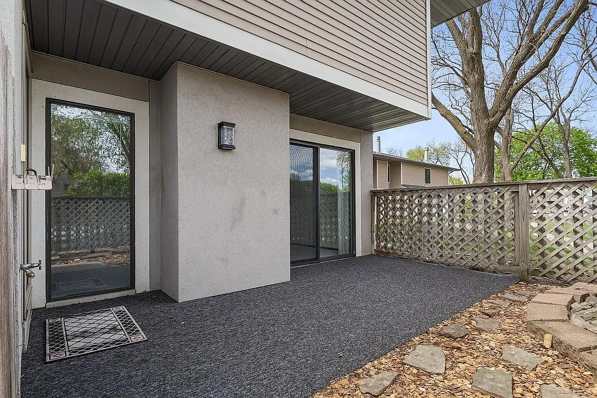1115 Landmark Trl S — Photo 2