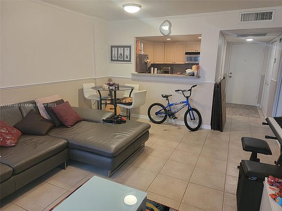 3rd image of 2731 Taft St APT 106